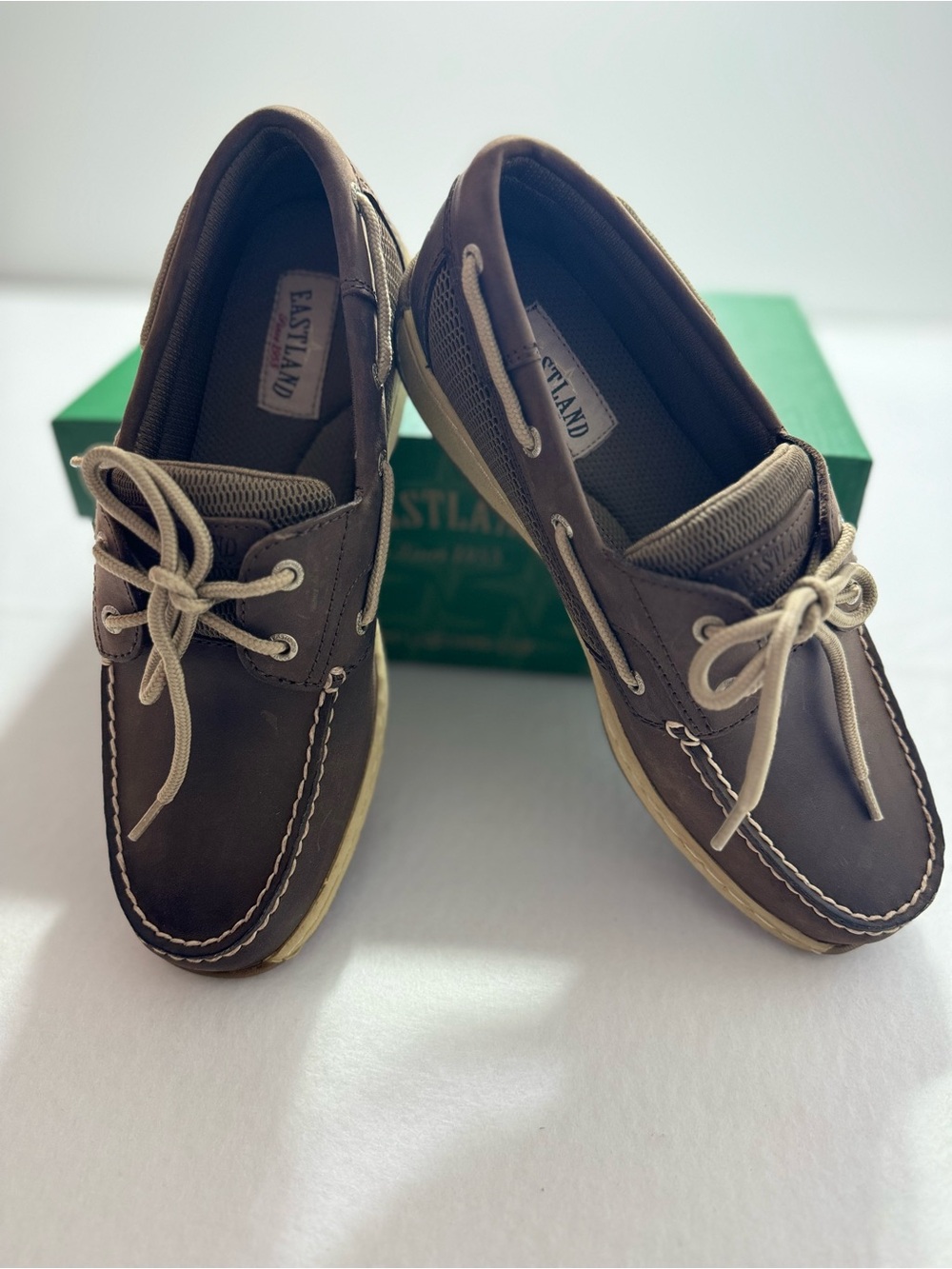 Eastland Women’s Brown Leather Boat Shoes, Cream Laces Nautical Inspired Size 9